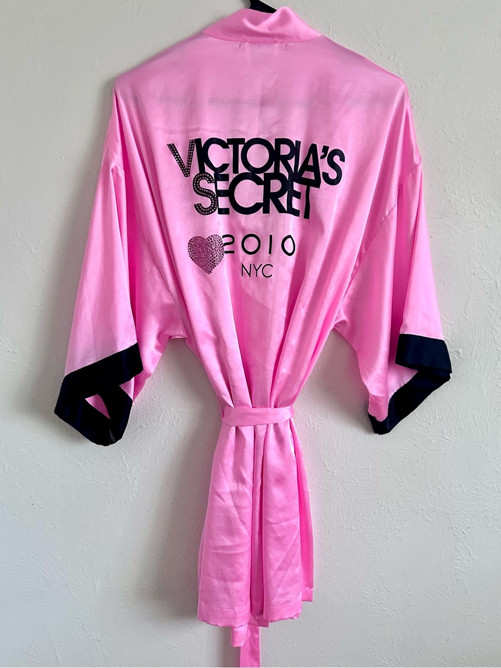 2010 Victoria's Secret NYC Pink Satin Robe Black Trim Heart Rhinestones w Tie OS